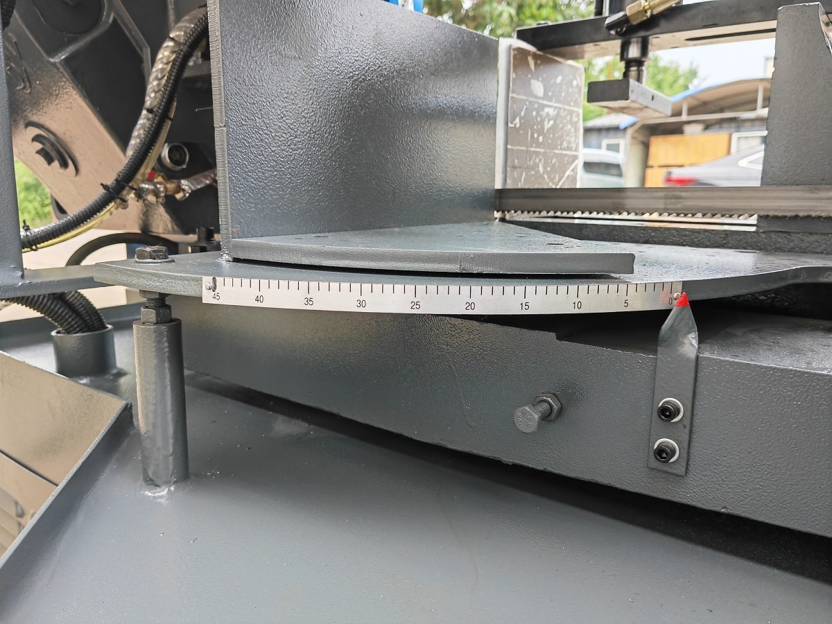 MetalTec BS 300 CZ ленточнопильный станок c поворотом  до 60°