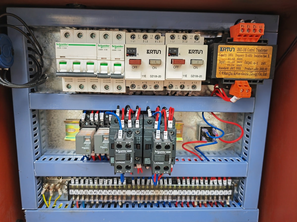 MetalTec BS 400 CH ленточнопильный станок резка под 90°