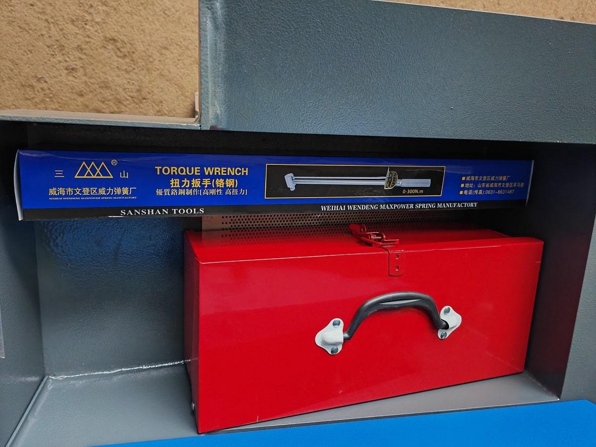 MetalTec BS 300 CZ ленточнопильный станок c поворотом  до 60°
