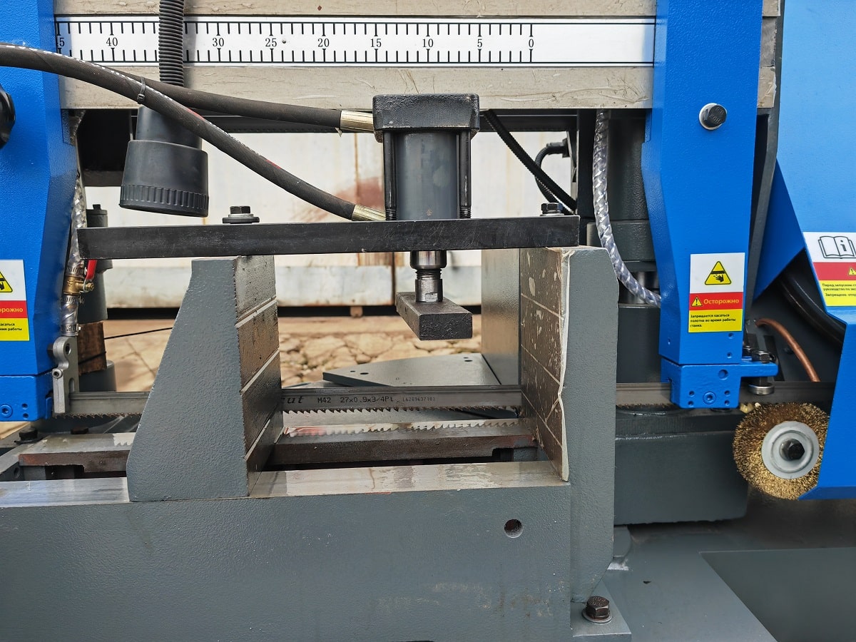 MetalTec BS 300 CZ ленточнопильный станок c поворотом  до 60°