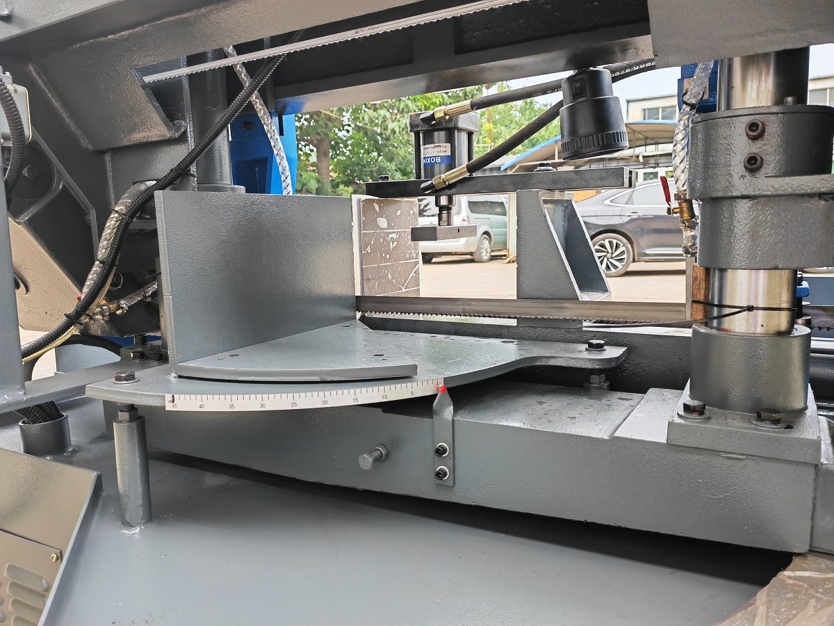 MetalTec BS 300 CZ ленточнопильный станок c поворотом  до 60°