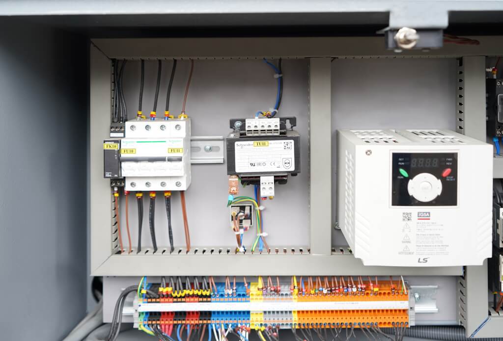 Ленточнопильный полуавтоматический станок CUTERAL PSM 440X700 DM LITE
