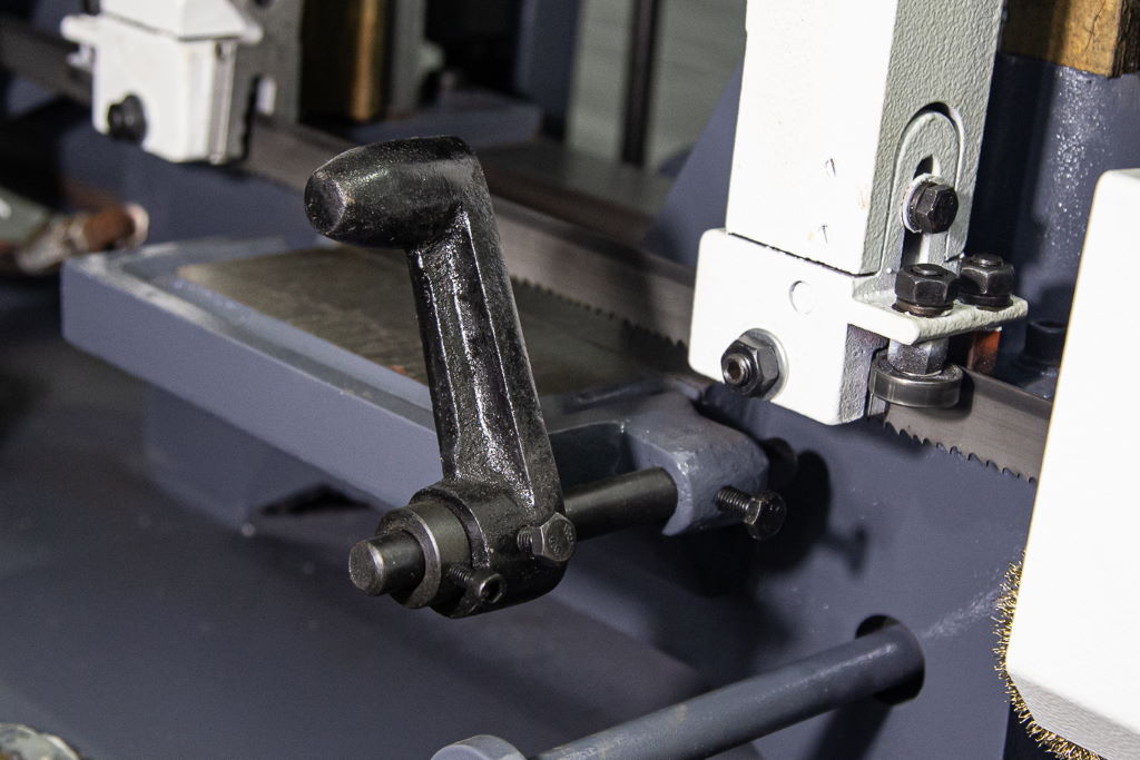 Полуавтоматический ленточнопильный станок MetalMaster MGH-200